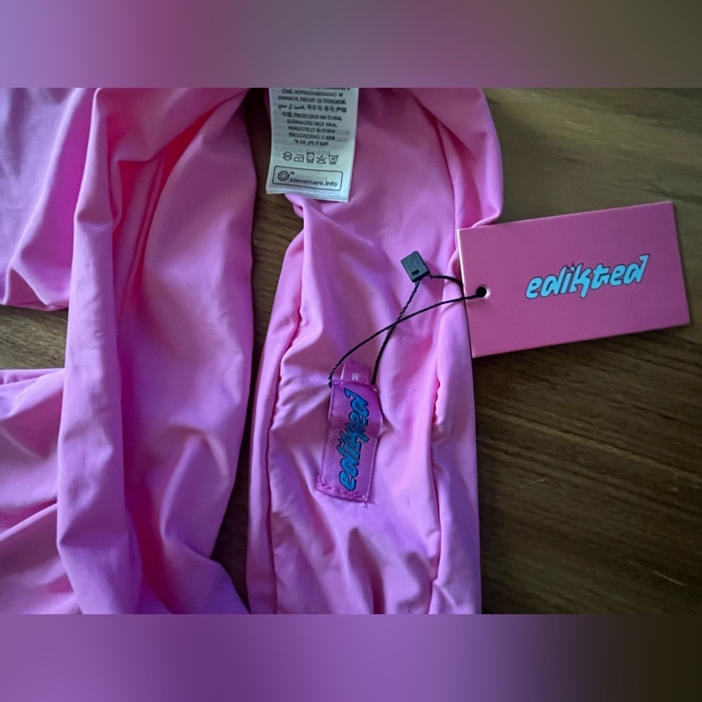 Edikted Vibrant Pink Top size M ๐๐ - Picture 3 of 8